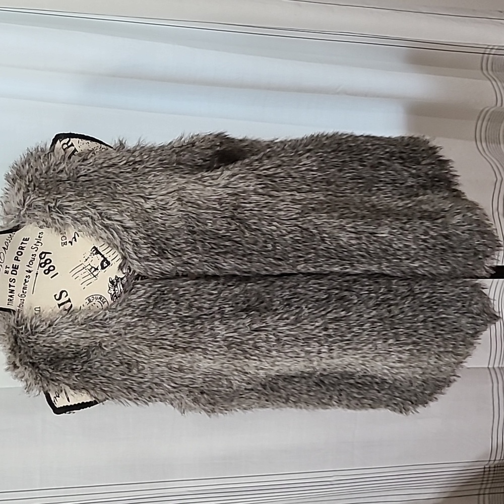 MODA INTERNACIONAL faux fur vest size xs.